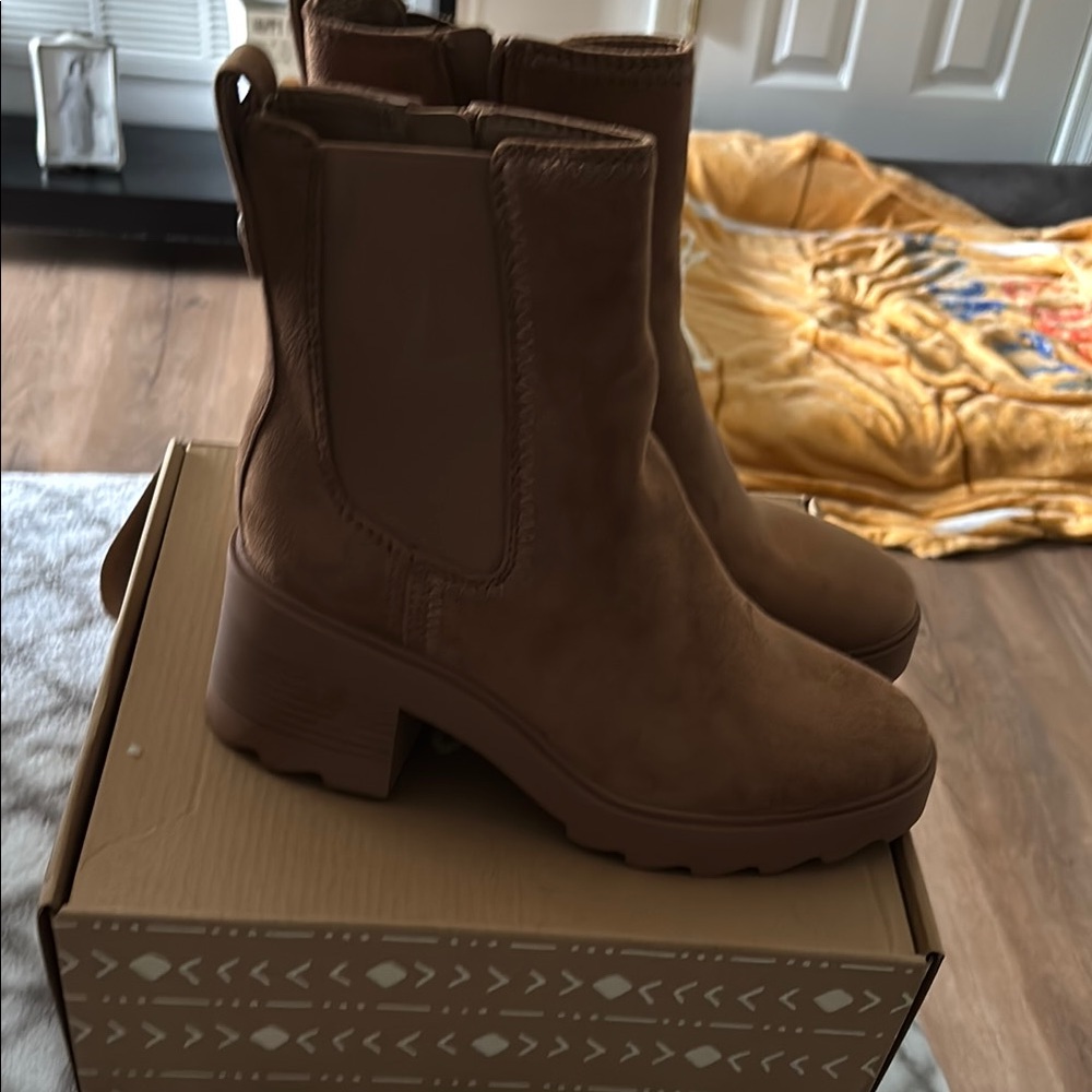 NWT Brown Chelsea Boots